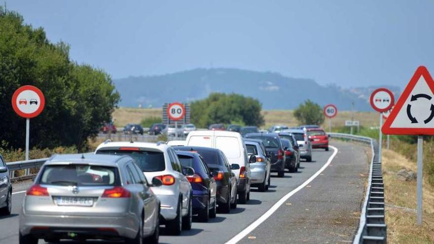 Atascos que se registran todos los veranos en el corredor entre Portonovo y A Lanzada. // G. Santos