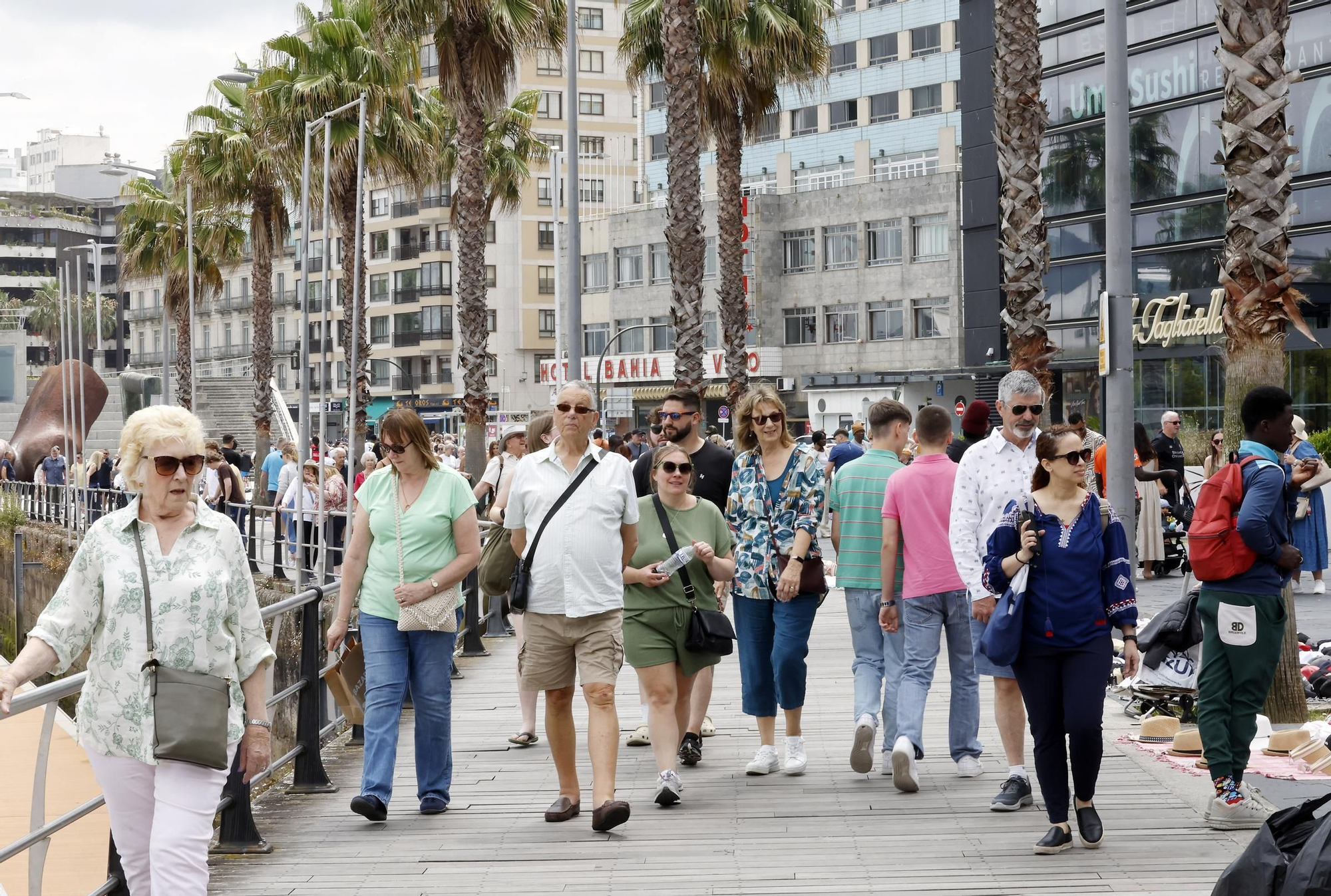 Marea de cruceristas en Vigo con la doble escala del «Independence of the Seas» y «MSC Virtuosa»