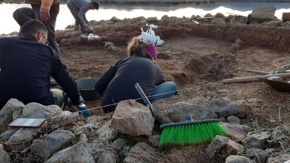 Investigadores durante los trabajos de excavación en el yacimiento de Sierra Boyera, en el término municipal de Belmez.