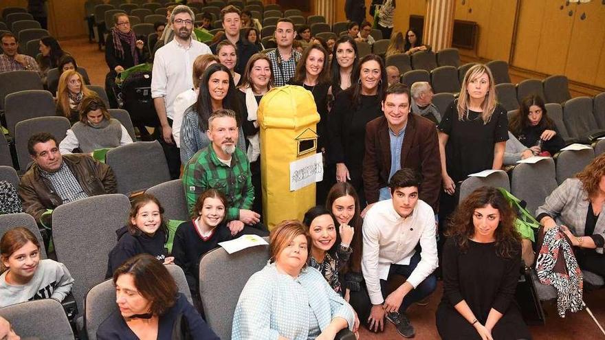 Alumnos y profesores que colaboraron en &#039;El buzón de los sueños&#039;, ayer, en la presentación del documental, en la UNED.