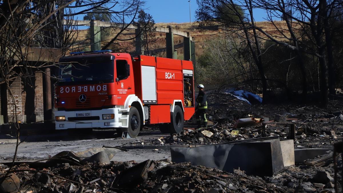 Bomberos acceden este lunes en un camión a la zona calcinada del incendio de Chinales.