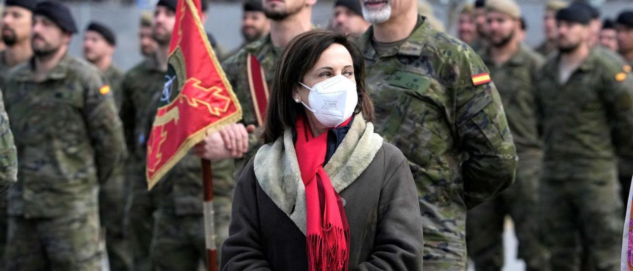 Margarita Robles ahir durant la visita a les tropes espanyoles a la base militar de l’OTAN a Adazi, a Letònia. | REUTERS