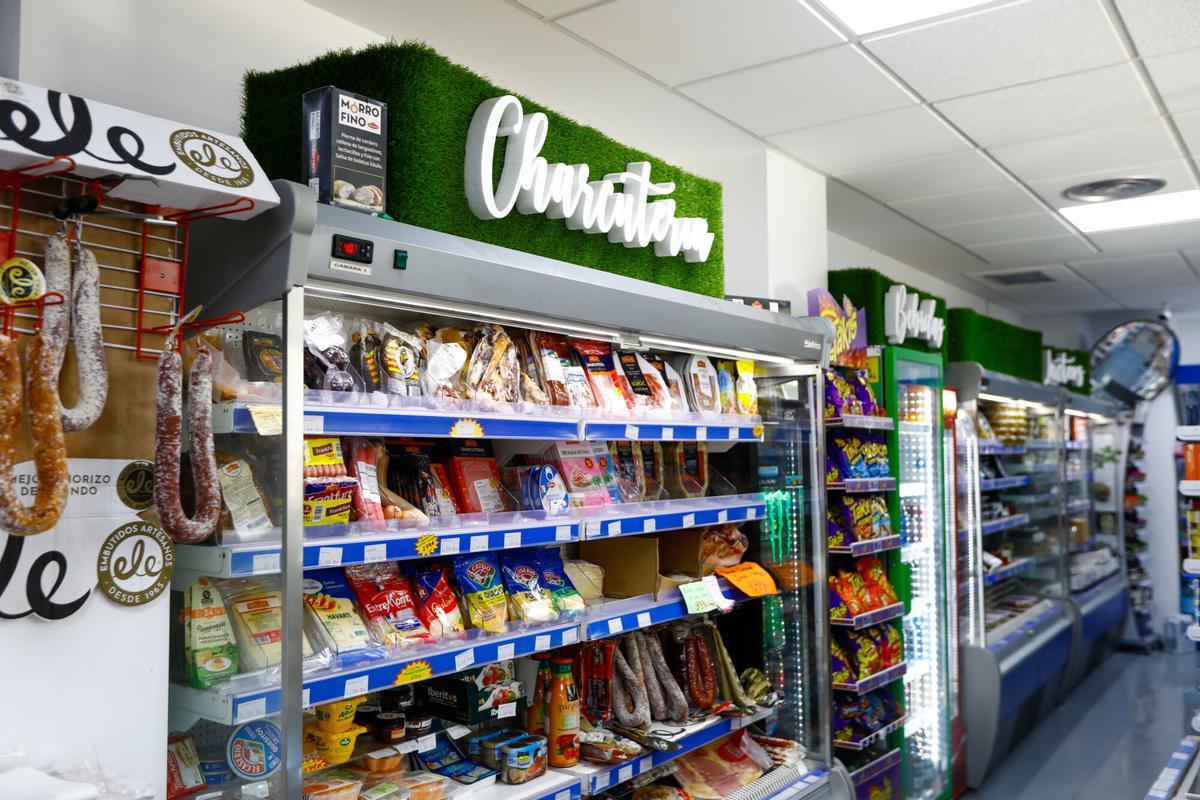 En imágenes | La Tiendica de las Noly’s: el pequeño comercio de Zaragoza que conquistó TikTok sin perder su esencia de barrio