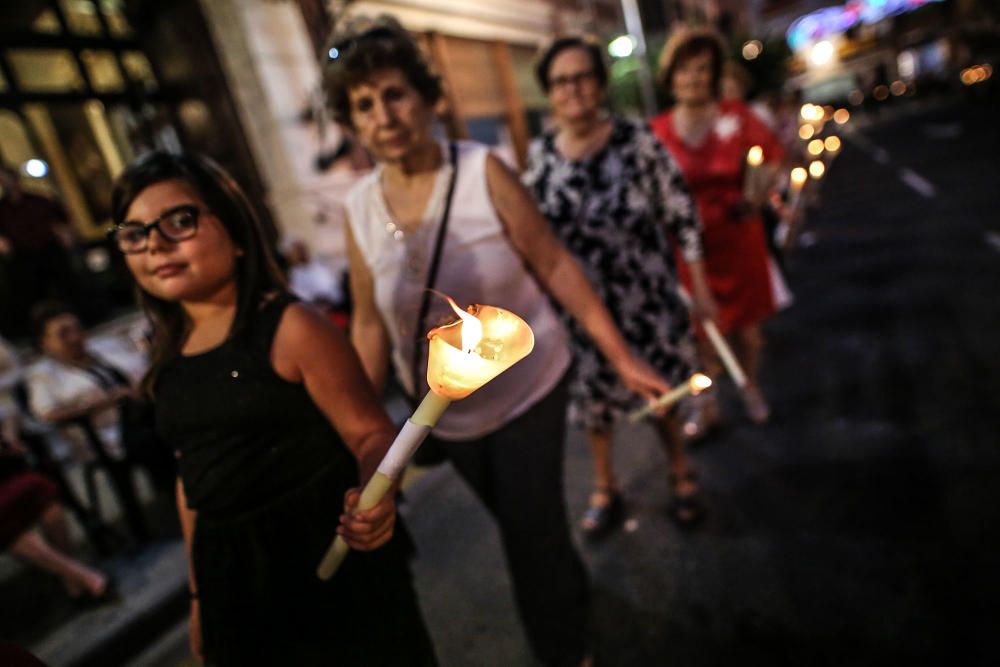 Los Armaos guían en Orihuela a la Virgen de Monserrate