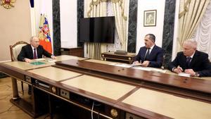 De izquierda a derecha: el presidente ruso, Vladímir Putin; el viceministro de Defensa, Yunus Bek Yevkurov; y el nuevo responsable de Wagner,  Andrei Troshev.