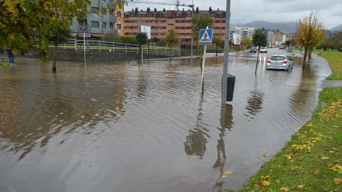 Inundaciones en Asturias: la lluvia complica la situación en muchos puntos de la región, con alerta amarilla y de desbordamientos