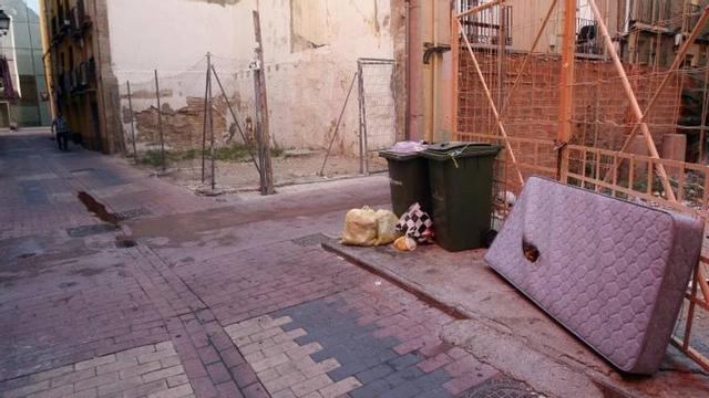 La suciedad y la basura se acumulan en las calles del barrio histórico