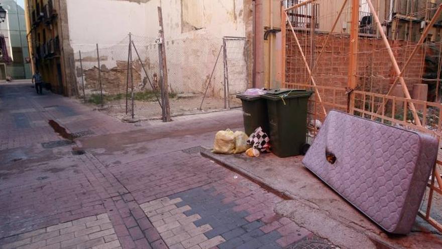 La suciedad y la basura se acumulan en las calles del barrio histórico