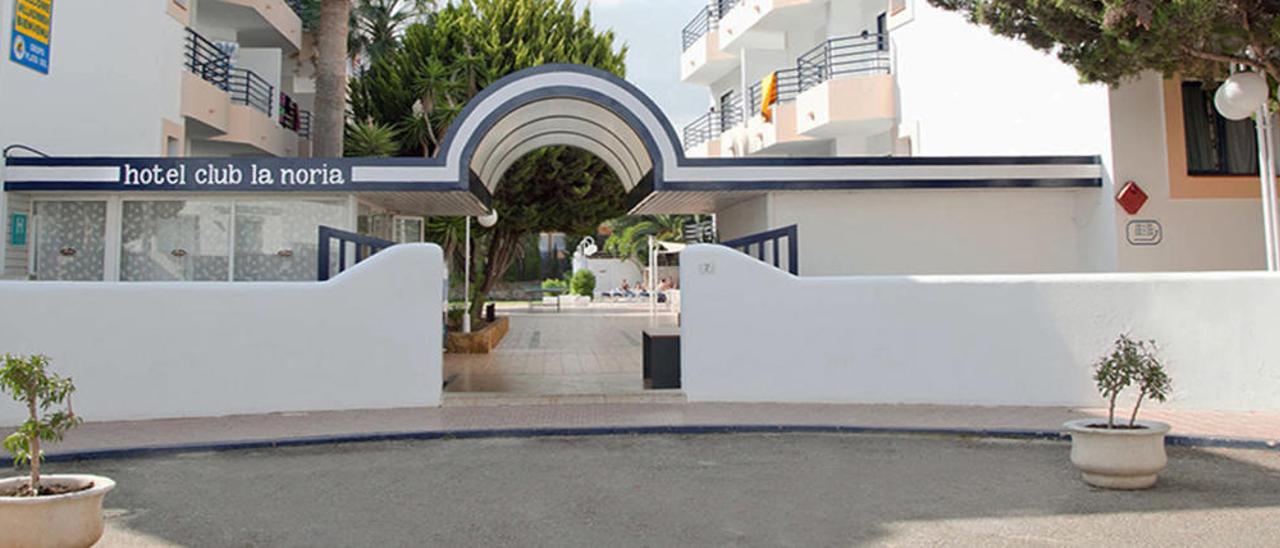 Imagen de la entrada del hotel La Noria.
