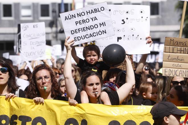 EN IMÁGENES: Seguimiento "histórico" de la jornada de huelga educativa en Asturias