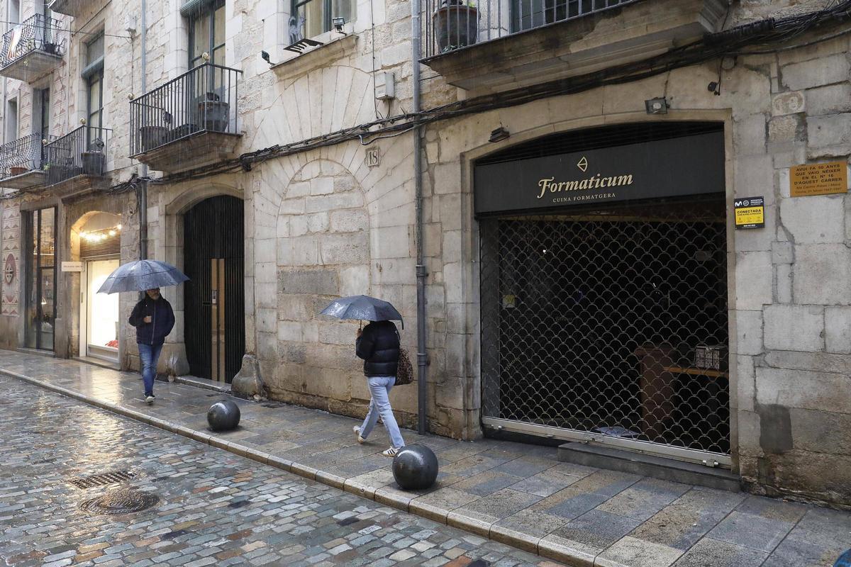 El restaurant Formaticum, al carrer de la Cort Reial número 18, amb la persiana abaixada aquesta setmana.