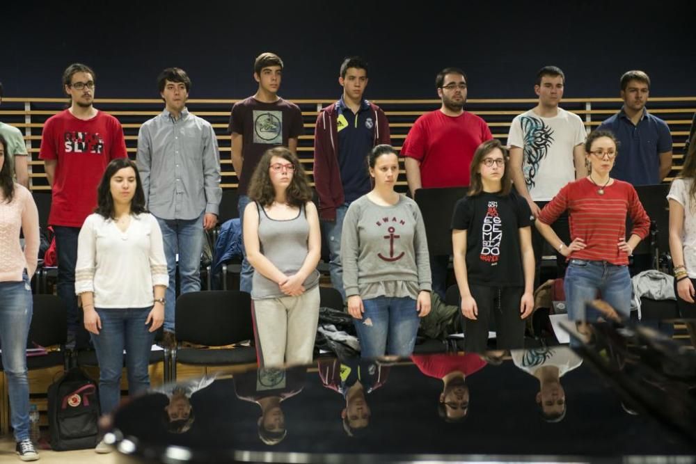 Sesión de expresión corporal en los ensayos del Joven Coro de la Fundación Princesa de Asturias