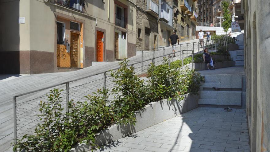 Finalitzen les obres que han renovat de dalt a baix la Baixada dels Drets