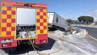 Cortada varias horas la A-49 tras volcar un camión frigorífico después de chocar contra un muro
