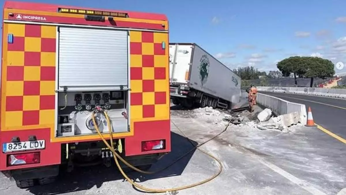 Cortada varias horas la A-49 tras volcar un camión frigorífico después de chocar contra un muro