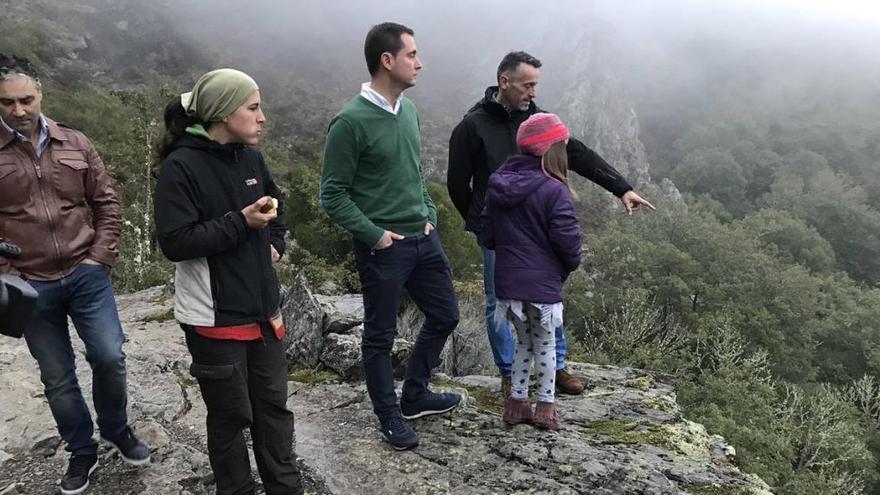 El tortuoso camino de unos escolares asturianos que recorre cada día 8 kilómetros de pista forestal para ir al cole