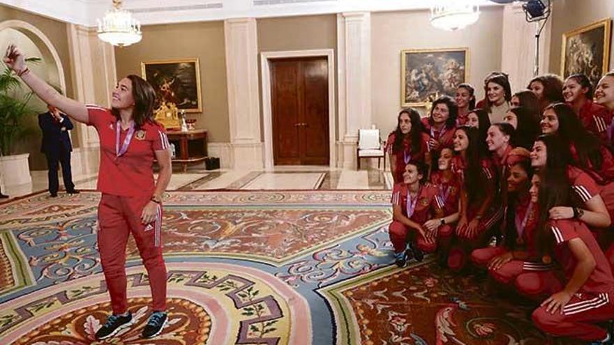 La mallorquina Cata Coll se hace un selfie con Doña Letizia y la selección española sub-17.