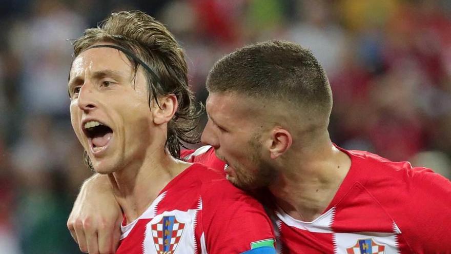 Modric y Rebic celebran uno de los goles de Croacia, ayer.