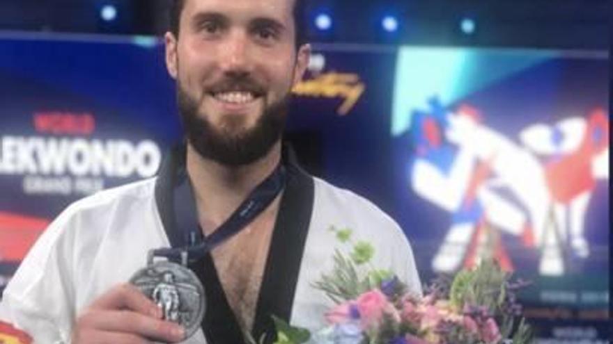 Raúl Martínez, en el podio del Gran Prix de Roma junto al resto de medallistas, y luciendo orgulloso la medalla conseguida en el Foro Itálico.