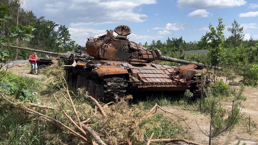 Tanques abandonados en plena naturaleza.