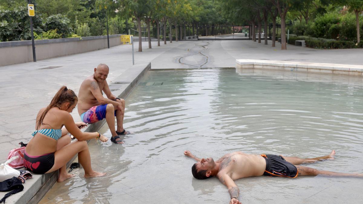 Varias personas bañándose en el Parc Central antes de su cierre