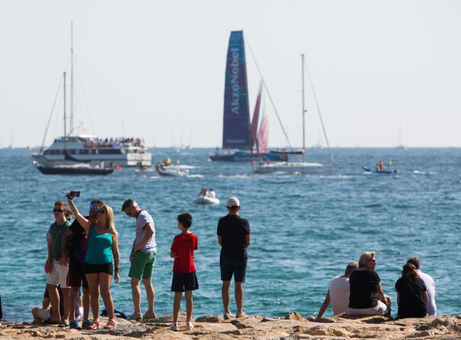 Miles de personas se dan cita en el Village del Puerto de Alicante para disfrutar del estreno de la competición