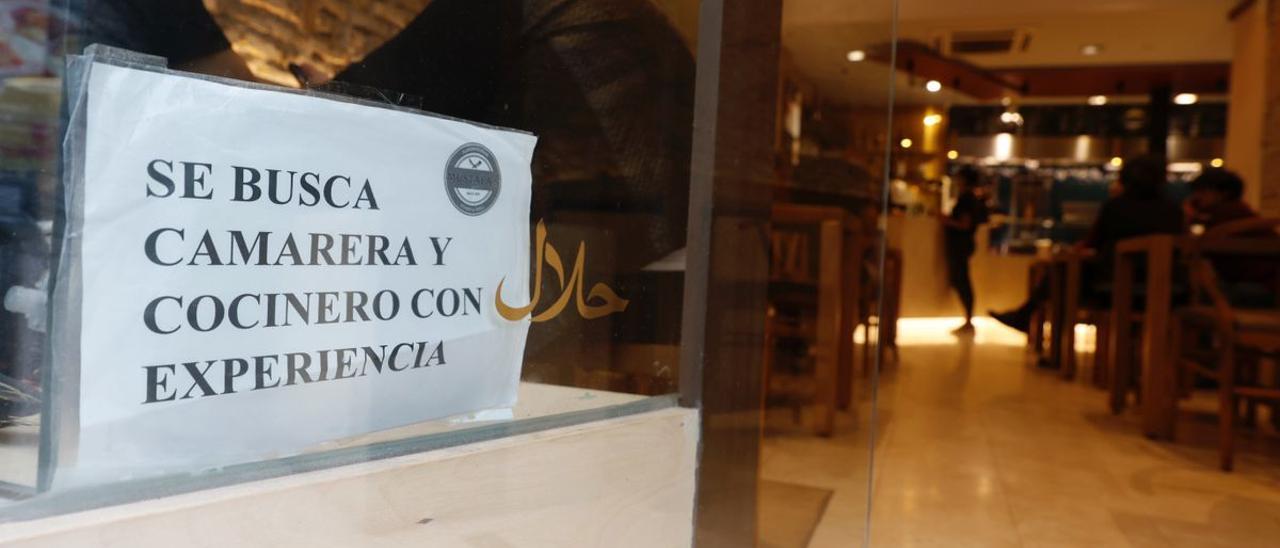 Cartel de &#039;Se busca camarero&#039; en un restaurante de Barcelona.