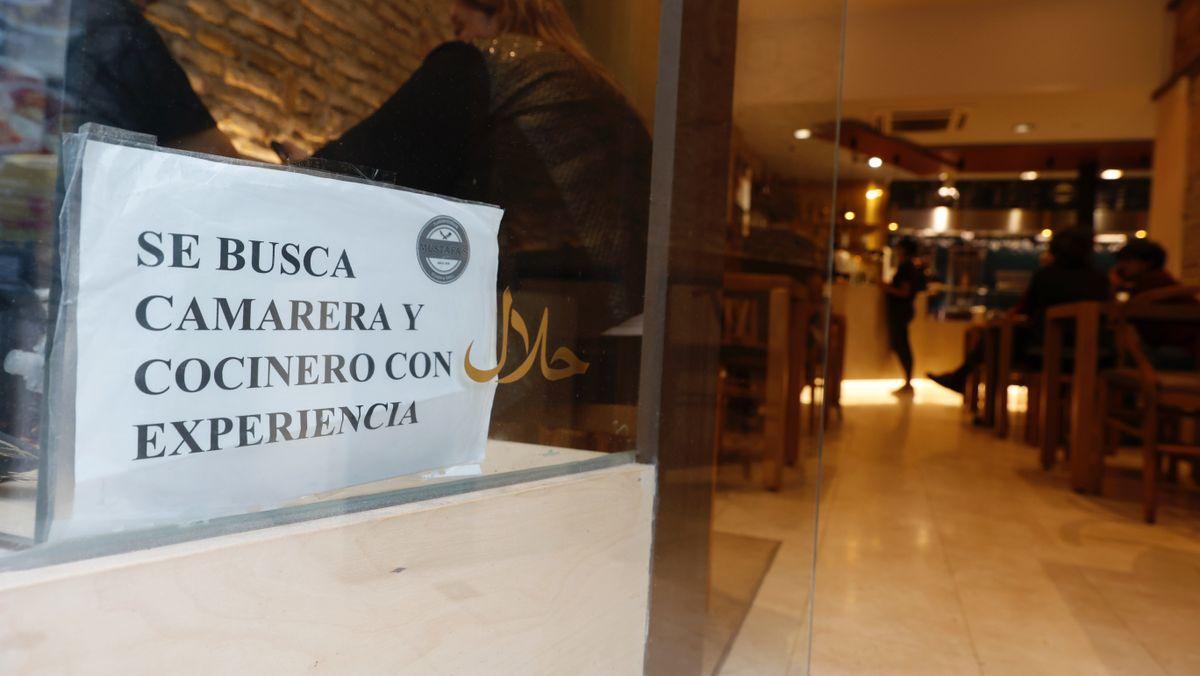 Cartel de 'Se busca camarero' en un restaurante de Barcelona.
