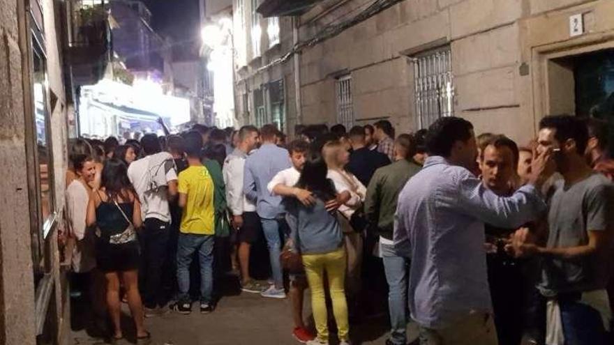 Una de las calles de ocio nocturno en Baiona donde se realizará esta campaña, este jueves. // José Ángel