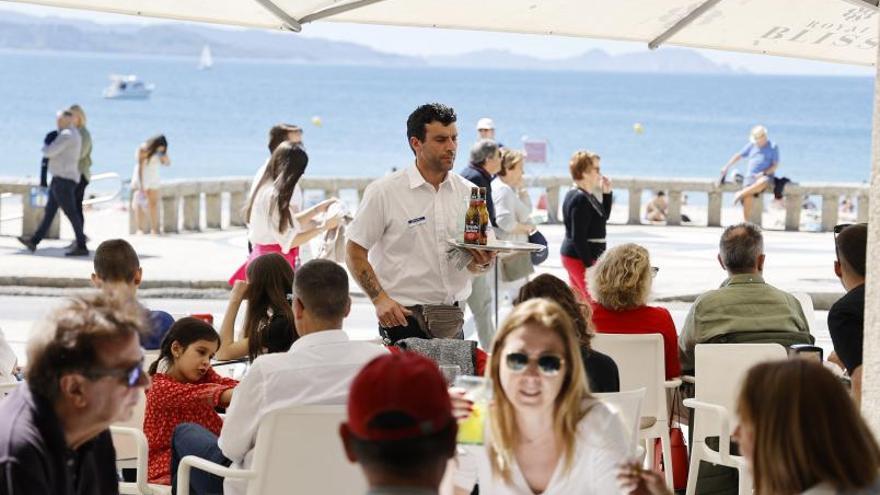 Gran afluencia de turistas ayer en Sanxenxo.   | // GUSTAVO SANTOS