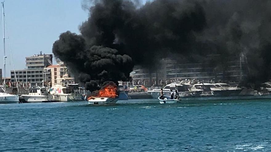 Crema una embarcació al port de l&#039;Estartit