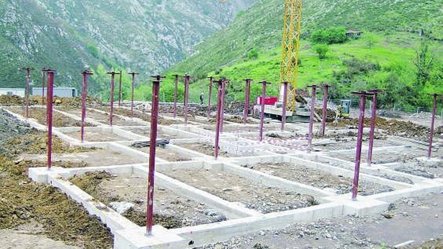 Las obras del futuro centro de empresas de La Vega Sebarga, en Amieva.