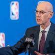 El comisionado de la NBA, Adam Silver, habla durante una rueda de prensa en Nueva York