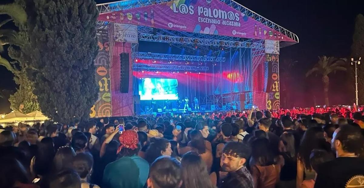 El público en el escenario de la alcazaba durante Los Palomos 2025.