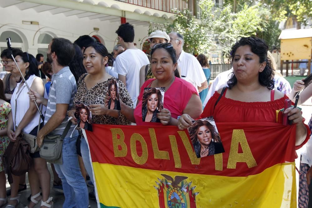 La cantante Gloria Gaynor visita el colegio público Luis Vives de Valencia