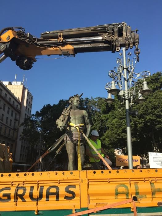 Desmontaje de la escultura 'Alegoría del Trabajo' del monumento de Larios.