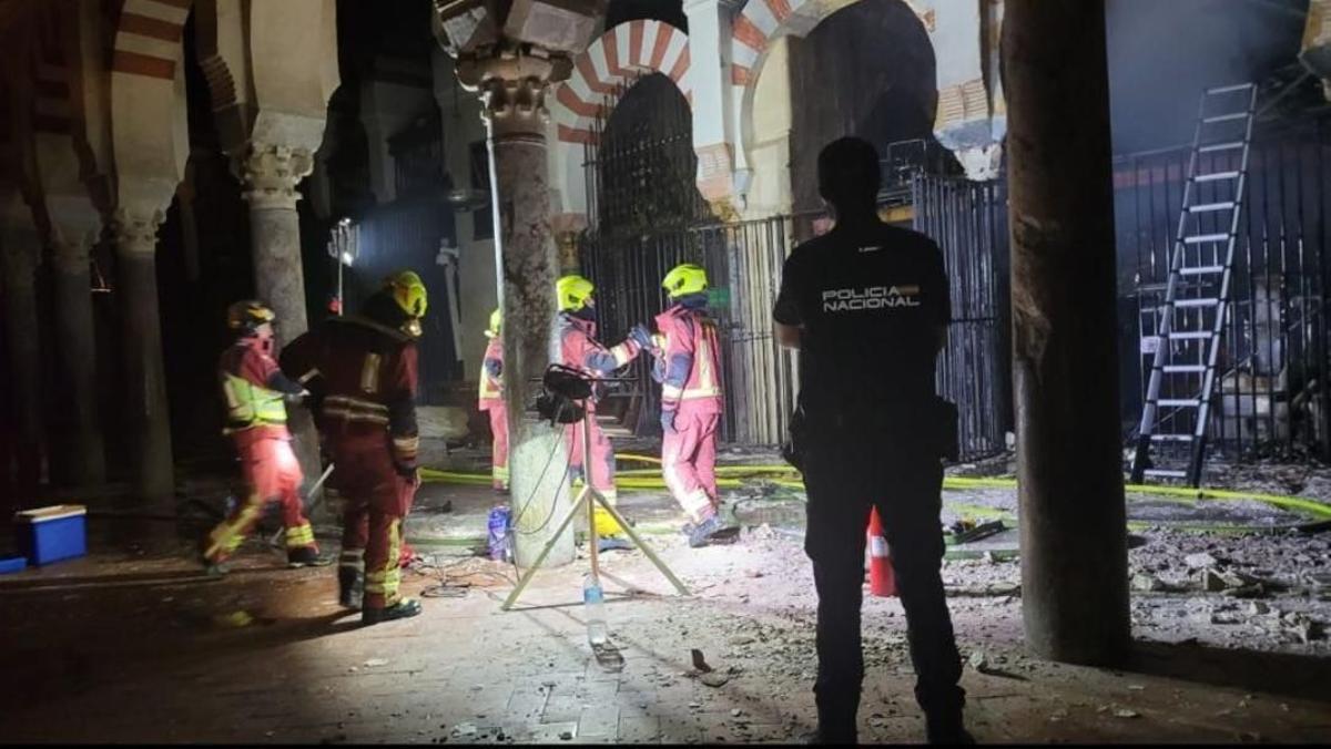 Imagen del interior de la Mezquita-Catedral tras el incendio difundida por la cuenta de la Policía Nacional en X.