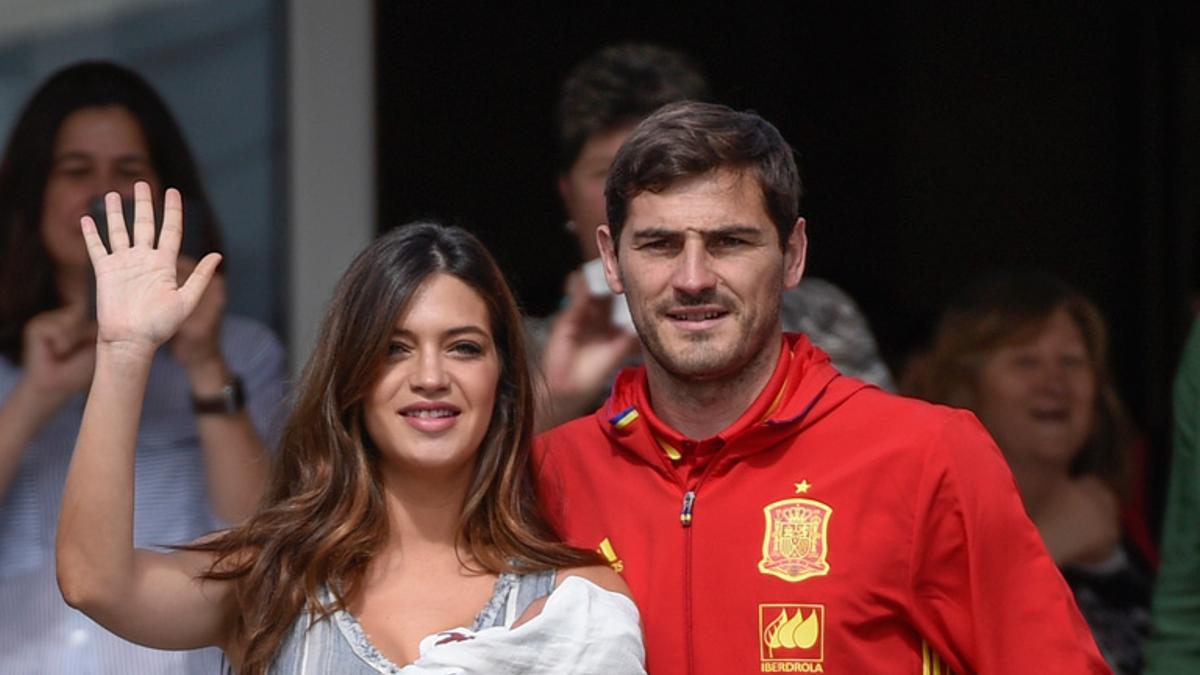 Sara Carbonero e Iker Casillas junto a Lucas en el hospital