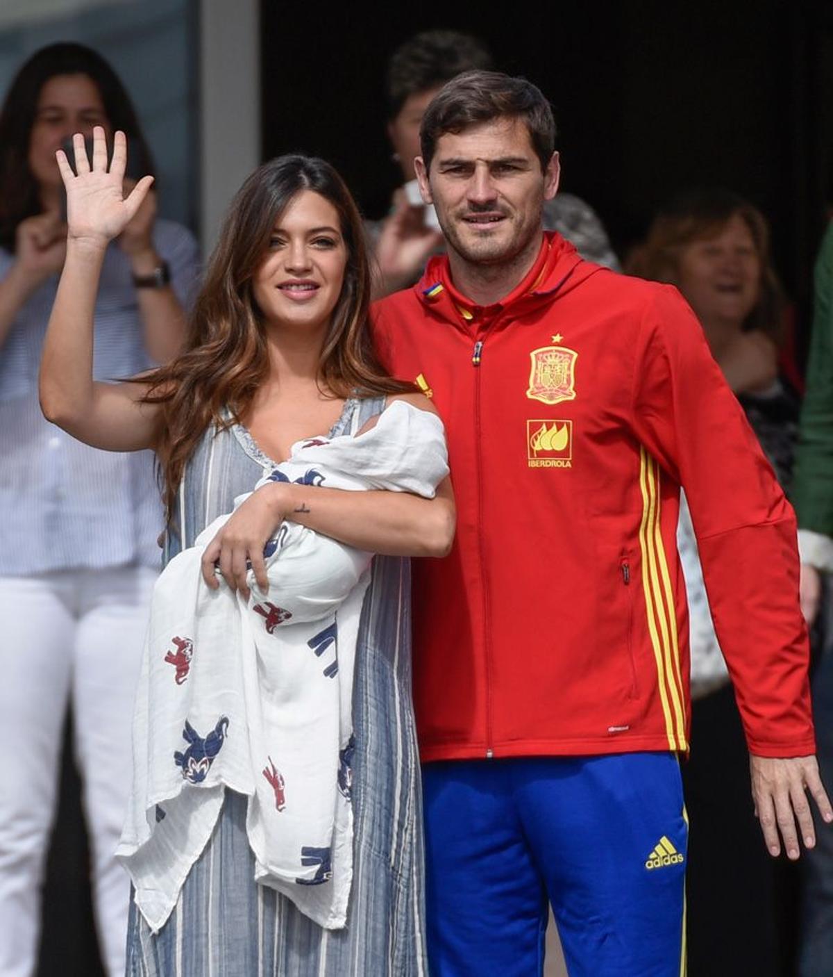 Sara Carbonero e Iker Casillas junto a Lucas en el hospital