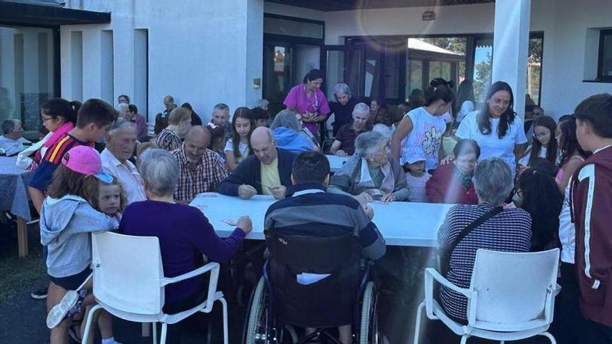 Concilia Silleda visita a los usuarios de la residencia de mayores