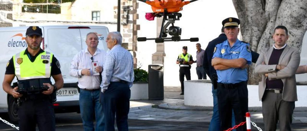 Un agente, echando a volar un dron de la Policía Local de Telde. | | Y. SOCORRO