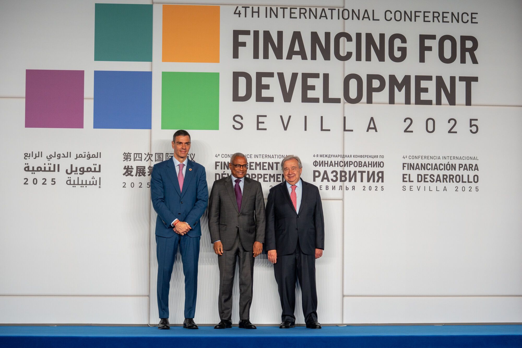 El presidente del gobierno, Pedro Sánchez (i) y el presidente de la ONU, António Guterres (d) reciben a los mandatarios. A 30 de junio de 2025 en Sevilla, Andalucía (España). En el Palacio de Congresos y Exposiciones de Sevilla (FIBES) ha tenido lugar la foto oficial con los jefes de Estado y de Gobierno que participan en la IV Conferencia Internacional sobre la Financiación para el Desarrollo de la ONU. En este acto institucional, se da la bienvenida a los mandatarios que intervienen en esta cumbre global centrada en los retos económicos y financieros del desarrollo sostenible. 30 JUNIO 2025 Francisco J. Olmo / Europa Press 30/06/2025. ANTONIO  GUTERRES;PEDRO SÁNCHEZ PÉREZ-CASTEJÓN;Francisco J. Olmo;
