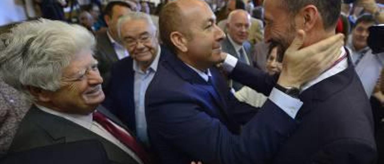 Alejandro Soler con Carlos González en el pleno de Elche.