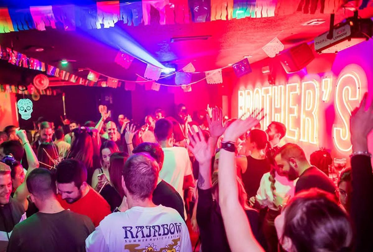 Ambiente nocturno del pub Brother's 6, en Santiago de la Ribera