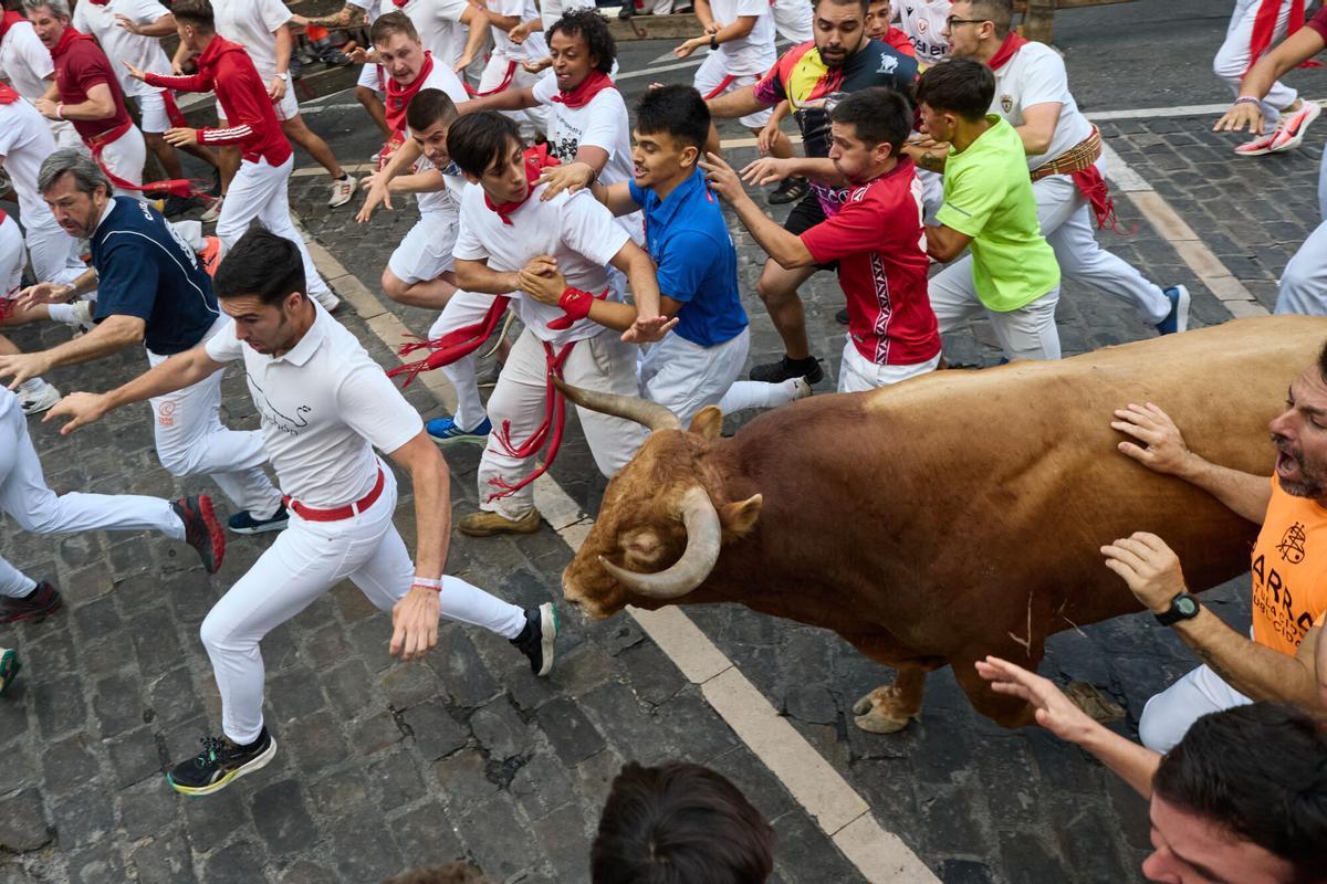 Sexto encierro de los Sanfermines, tenso, emocionante y protagonizado por los toros de la ganadería de La Palmosilla.