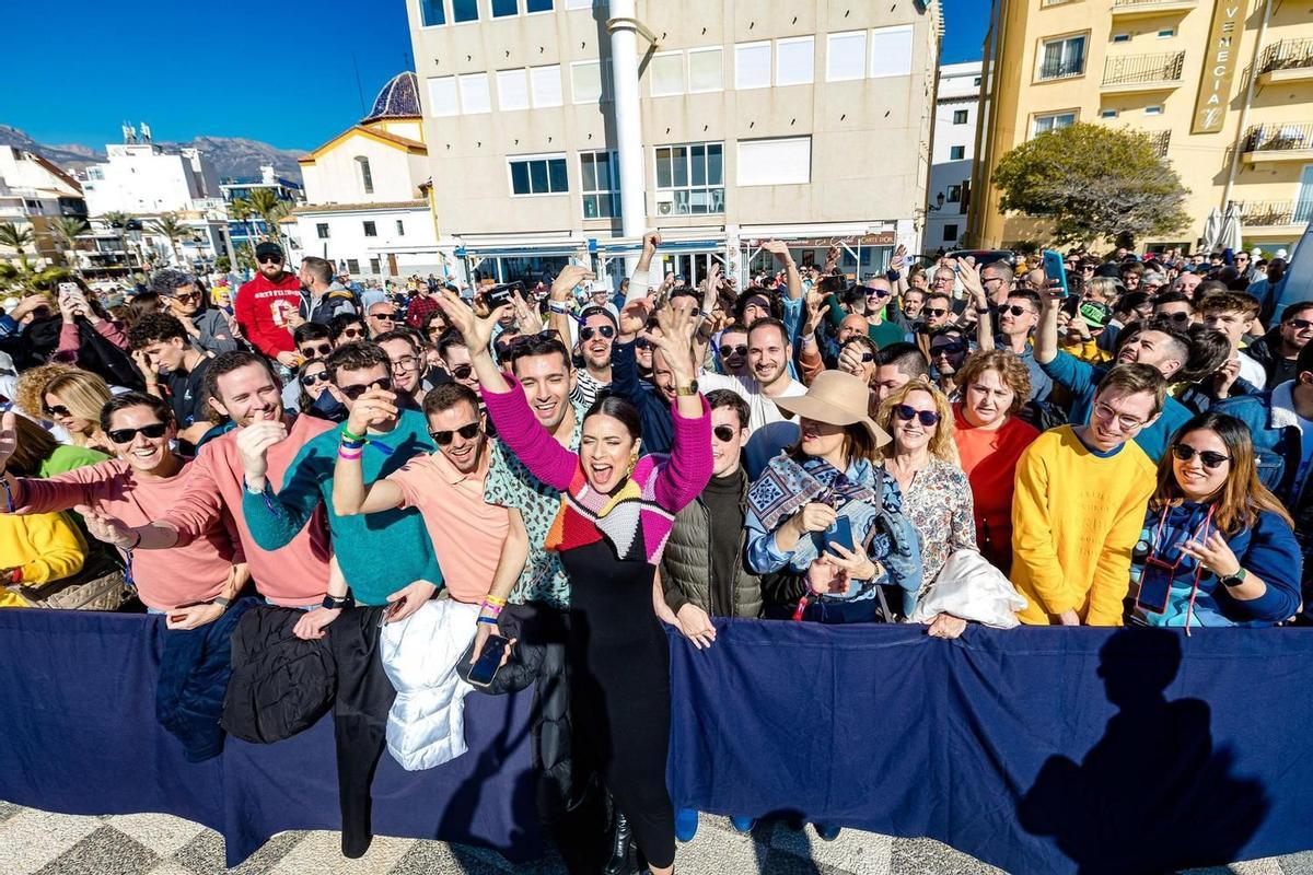 Blanca Paloma canta Eaea con los fans en Benidorm.