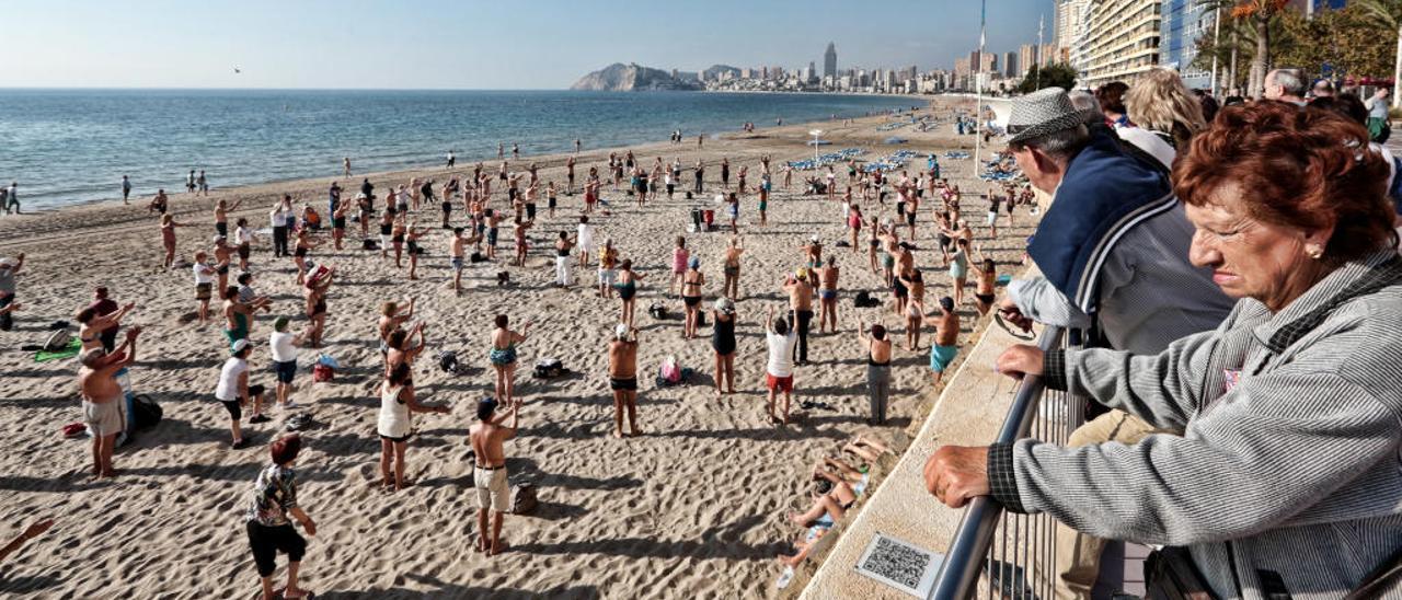 Pensionistas en la playa de Benidorm, en una imagen de archivo.