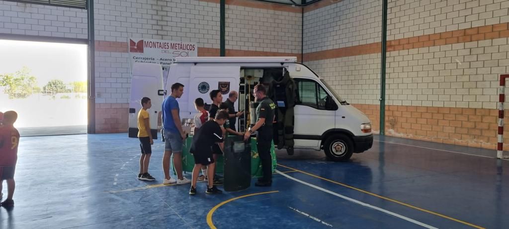 150 personas asisten a la exhibición de la Guardia Civil en Valdesalor