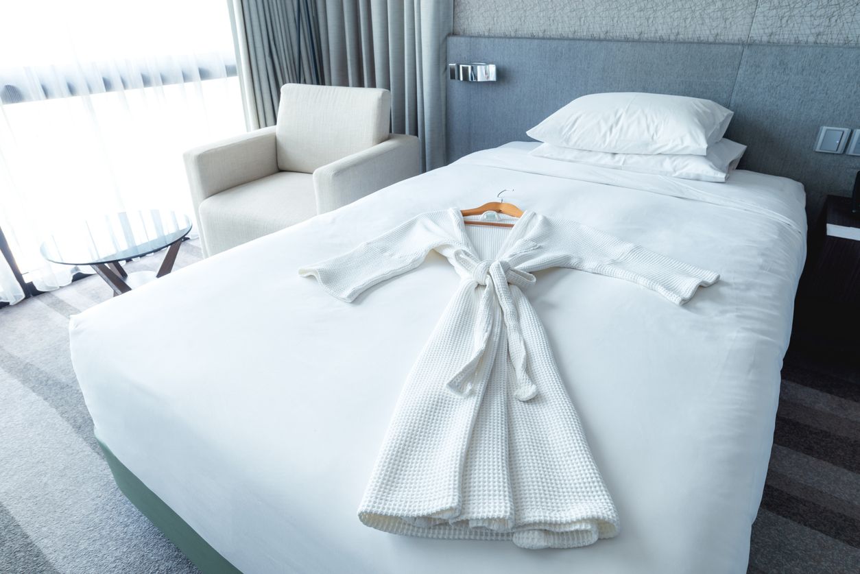 La personalización de fundas de almohada, del albornoz o una tote bag con las iniciales permite que el huésped se sienta especial.