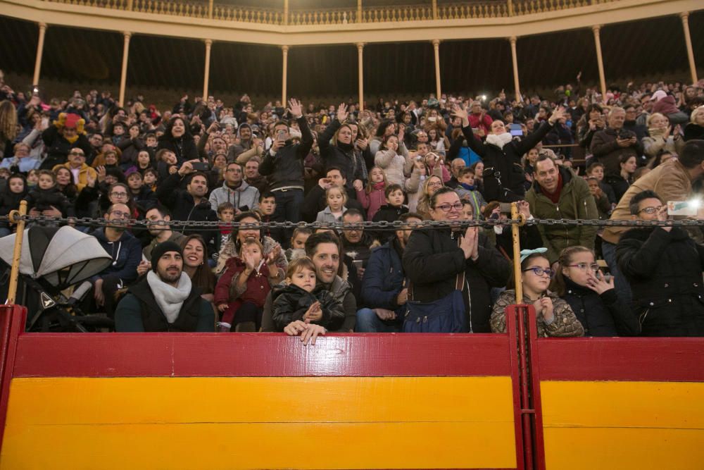 La Cabalgata ha partido poco después de las siete de la tarde desde la avenida de la Estación, con 24 carrozas cargadas con 30.000 juguetes y sacos con 6.000 kilos de caramelos.